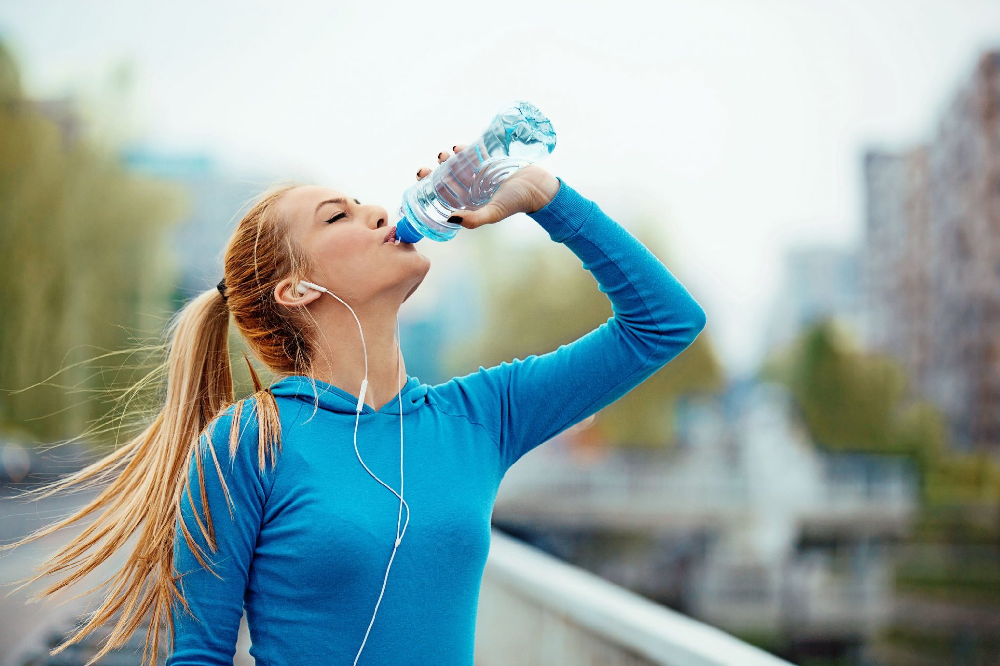 Siting su. Девушка с бутылкой воды. Спортивная девушка с бутылкой воды. Бутылка для воды. Спортсменка пьет воду.