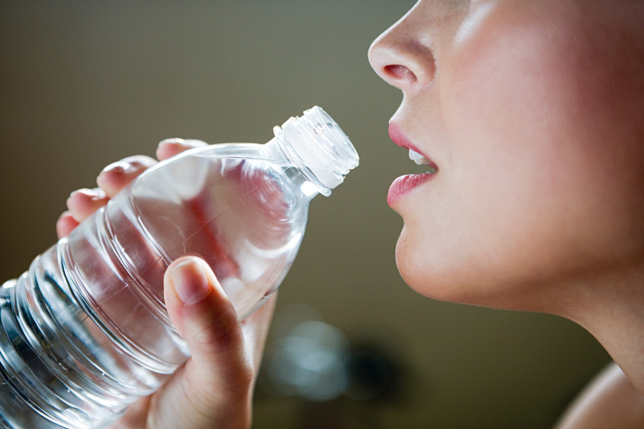 Питьевое отравление. Обильное питье. Питьевая вода. Пьет воду из бутылки. Человек пьет воду из бутылки.